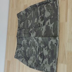 EUC SO brand camo skirt size 15/32